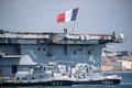 フランス南部トゥーロンに到着した空母「シャルル・ドゴール」（2020年4月12日撮影）。(c)Christophe SIMON / AFP