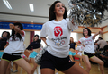 中国・河北（Hebei）省京東（Jingdong）で、北京五輪のチアガールたちに模範演技を見せる全米プロフットボールリーグ（National Football League、NFL）のニューイングランド・ペイトリオッツ（New England Patriots）のチアガール（2008年7月4日撮影）。(c)AFP/Frederic J. BROWN