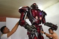 ベトナム首都ハノイの作業場で、バイクのスペアパーツから作られたロボット・ワンを整備するエンジニアら（2019年9月30日撮影）。(c)Nhac NGUYEN / AFP