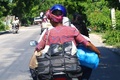 地震に見舞われたハイチ南西部レカイで、身の回り品を積んだバイクに乗る人々（2021年8月15日撮影）。(c)Stanley LOUIS / AFP