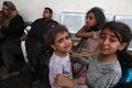 イスラエル軍の攻撃で負傷し、病院に来たパレスチナ人の子どもたち。パレスチナ自治区ガザ地区南部ラファで（2023年10月12日撮影）。(c)SAID KHATIB / AFP