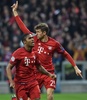 サッカー欧州チャンピオンズリーグ、グループF第4節、バイエルン・ミュンヘン対アーセナル。ゴールを決めてチームメートのダグラス・コスタと一緒に喜ぶバイエルン・ミュンヘンのトーマス・ミュラー（2015年11月4日撮影）。(c)AFP/DPA/PETER KNEFFEL