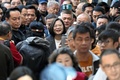 台湾・新北市の投票所で、票を投じるために並ぶ民主進歩党の蔡英文総統（2020年1月11日撮影）。(c)AFP/Sam Yeh