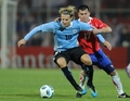 コパ・アメリカ2011（2011 Copa America）1次リーグC組、ウルグアイ対チリ。チリのガリー・ メデル（Gary Medel、右）のチェックを受けるウルグアイのディエゴ・フォルラン（Diego Forlan、2011年7月8日撮影）。(c)AFP/Ronaldo Schemidt