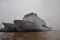 インドネシア・南カリマンタン州バンジャルマシンで、港に停泊する軍用艦（2015年10月26日撮影）。(c)AFP/SUBEX