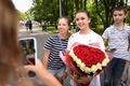 ロシア・モスクワのルジニキ・オリンピック・コンプレックスで開催されたイベントでブレークダンスの特別クラスを終え、ファンとポーズをとるフィギュアスケート女子のカミラ・ワリエワ（中央右、2023年7月1日撮影）。(c)Natalia KOLESNIKOVA / AFP