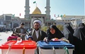 イラン・テヘラン郊外で、国会選挙で票を投じる人々（2020年2月21日撮影）。(c)ATTA KENARE / AFP
