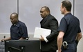 オランダ・ハーグの国際刑事裁判所（ICC）に出廷したコンゴ（旧ザイール）のジャンピエール・ベンバ元副大統領（中央、2016年3月21日撮影）。(c)AFP/Jerry Lampen