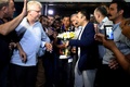 イスタンブールに到着し、空港でフェネルバフチェのファンに出迎えられるナニ（2015年7月5日撮影）。(c)AFP/OZAN KOSE