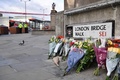 英ロンドン中心部で、刃物襲撃事件のため封鎖が続くロンドン橋付近に置かれた犠牲者を追悼する花束（2019年12月1日撮影）。(c)Ben STANSALL / AFP