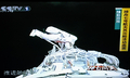 中国中央テレビ（CCTV）が放送した、有人宇宙船「神舟7号（Shenzhou VII）」のハッチ付近にいる船外活動中のタク志剛（タクは「羽」の下におおとり、Zhai Zhigang）飛行士（2008年9月27日撮影）。(c)AFP/CCTV