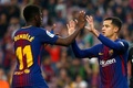 17-18スペイン1部リーグ第34節、FCバルセロナ対ビジャレアル。得点を喜ぶFCバルセロナのウスマン・デンベレ（左）とフィリペ・コウチーニョ・コレイア（2018年5月9日撮影）。(c)AFP PHOTO / Pau Barrena