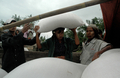 ミャンマーのヤンゴン（Yangon）で同国国産米の袋を船から降ろす作業員（2008年5月18日撮影）。(c)AFP/Khin Maung Win