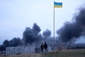 ウクライナ西部リビウで上がる黒煙（2022年3月26日撮影）。(c)Aleksey Filippov / AFP