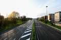 イタリア・ミラノで、普段は混雑しているが閑散とした道路（2020年3月22日撮影）。(c)Piero CRUCIATTI / AFP