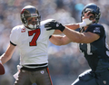 シーホークスのDEパトリック・カーニー（%%Patrick Kerney%%）のディフェンスを左手で制すバッカニアーズのQBジェフ・ガルシア（%%Jeff Garcia%%、左）。(c)AFP/Getty Images Otto Greule Jr