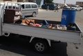 シリア・イドリブ県南部のカーンシェイクンで、より安全な場所へと避難するため、荷物と共にトラックに乗る子どもたち（2018年9月9日撮影）。(c)Amer ALHAMWE / AFP