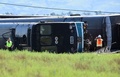 米カリフォルニア州オックスナードで発生した列車とトラックの衝突事故の現場（2015年2月24日撮影）。(c)AFP/FREDERIC J. BROWN