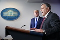 米ホワイトハウスで開かれた新型コロナウイルス流行についての記者会見に出席した国土安全保障省長官の科学技術顧問のウィリアム・ブライアン氏（右）と、話を聞くドナルド・トランプ大統領（右から2人目、2020年4月23日撮影）。(c)MANDEL NGAN / AFP