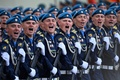 ロシア・モスクワの赤の広場で、77回目の第2次世界大戦対ドイツ戦勝記念日の軍事パレードに参加したロシア兵ら（2022年5月9日撮影）。(c)Kirill KUDRYAVTSEV / AFP