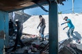 地震に見舞われたハイチ南西部レカイで、生存者を捜索する人々（2021年8月15日撮影）。(c)Reginald LOUISSAINT JR / AFP