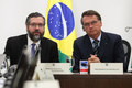 ブラジル・ブラジリアで、20か国・地域（G20）首脳テレビ会議に出席する、同国のジャイル・ボルソナロ大統領（右）とエルネスト・アラウジョ外相。大統領府提供（2020年3月25日撮影）。(c)AFP PHOTO / BRAZILIAN PRESIDENCY / MARCOS CORREA