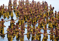 中国・河南（%%Henan%%）省で始まった第9回鄭州国際少林武術フェスティバル（Zhengzhou International Shaolin Wushu Festival）開会式で演武する少林寺塔溝武術学校（Shaolin Tagou Wushu School）の生徒たち（2012年10月21日撮影）。(c)AFP