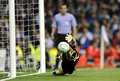 サッカー欧州チャンピオンズリーグ2011-12（UEFA Champions League 2011-12）は25日、準決勝第2戦が行われ、バイエルン・ミュンヘン（Bayern Munich）が2試合合計スコアを3-3として迎えたペナルティーキック（PK）戦でレアル・マドリード（Real Madrid）に3-1で勝利し、決勝進出を決めた。

前半27分にペナルティーキック（PK）でバイエルン・ミュンヘンのアリエン・ロッベン（Arjen Robben、写真外）に得点を許すレアル・マドリードのGKイケル・カシージャス（Iker Casillas、2012年4月25日撮影）。(c)AFP/PIERRE-PHILIPPE MARCOU