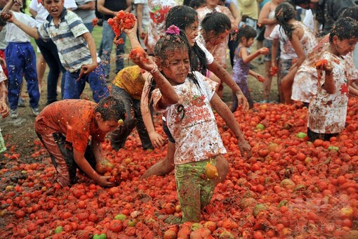ドロドロぐちゃぐちゃが楽しい！コロンビア恒例トマト投げ祭り 写真30