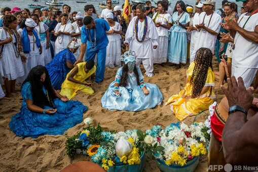 海の女神イエマンジャの祭り開催 ブラジル 写真14枚 国際ニュース