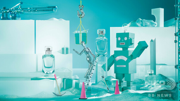 ティファニー」ホリデー限定ボックスに入ったフレグランスコフレ 写真2