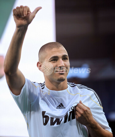 レアル・マドリード 本拠地でベンゼマの入団発表 写真15枚 国際