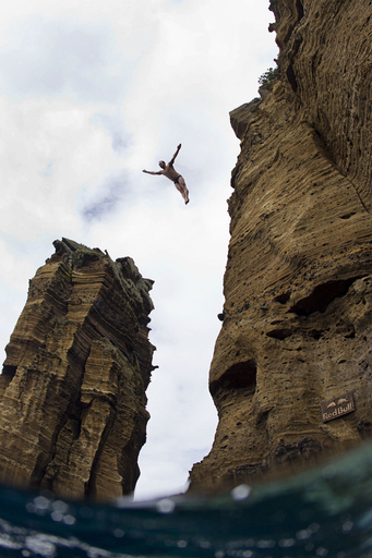 見ただけでクラクラ、断崖ダイビング大会