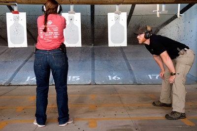 銃取り扱いの訓練受ける教師たち、学校での銃武装に向け 米国