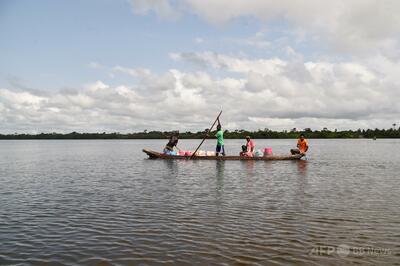 カバがボート転覆させ11人行方不明、コートジボワール