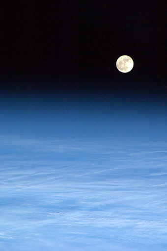 雲海に浮かぶ月、宇宙ステーションから撮影