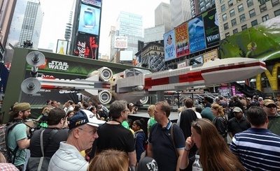 「スター・ウォーズ」戦闘機の巨大レゴ、NYに出現