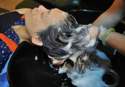 散髪で脳卒中に、英理髪店が1300万円の損害賠償