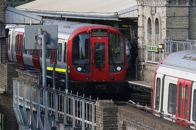 英ロンドン地下鉄車内で爆発、22人負傷 爆発装置によるテロの可能性