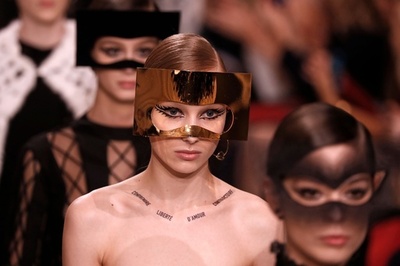 女性シュールレアリスト レオノール・フィニから着想、「ディオール」18年春夏オートクチュール