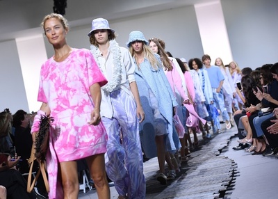 「マイケル・コース コレクション」18年春夏、プラスサイズモデルの姿も