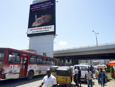 タンク車がバス停に突っ込み炎上、69人死亡 ナイジェリア
