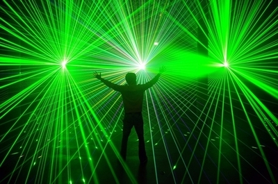 最強レーザーで200万度超高温プラズマ達成、「星の内部」知る手がかりに