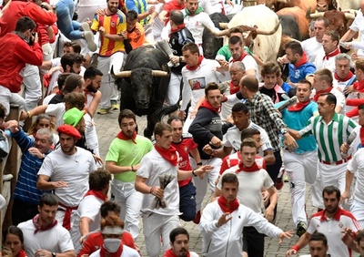 「サン・フェルミン祭」牛追い4日目、担架で運ばれる負傷者も スペイン