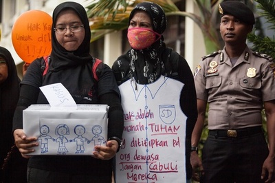 世界各地の学校で性的いたずら、自殺した教員をFBIが捜査