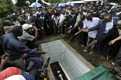 五輪マラソン金メダル ワンジル氏の葬儀が行われる、死因の捜査は継続中