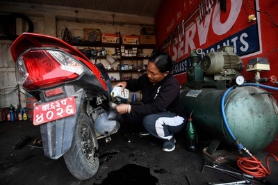 ネパールの女性自動車整備士たち、学生の指導も