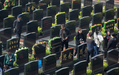 人気小説が現実に？墓から盗んだ携帯電話のアプリで故人の預金をくすねる