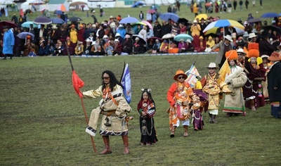 チベット族が盛装して伝統イベント楽しむ 四川・理塘