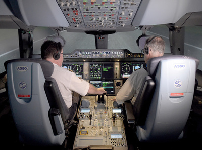 コロナ禍で飛べない操縦士 シミュレーターで訓練